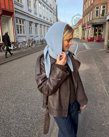 Kvinde iført blå Sophie Hood