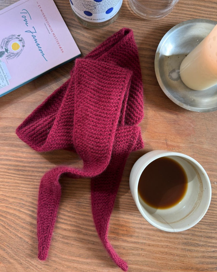 Pige med blåt Sophie Scarf bundet om sin hestehale