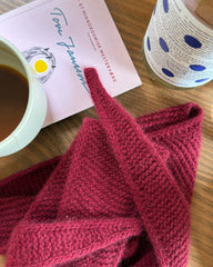 Bærrødt Sophie Scarf på café