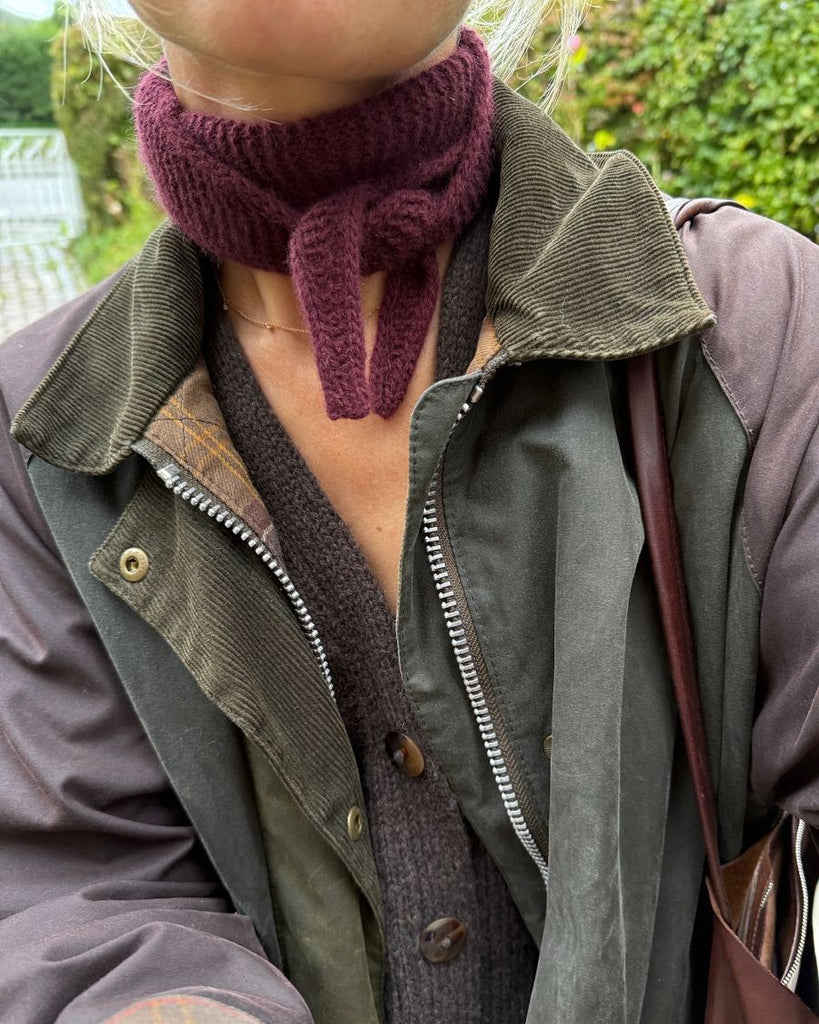Closeup af kvinde iført bordeaux Sophie Scaf og brun Champagne Cardigan