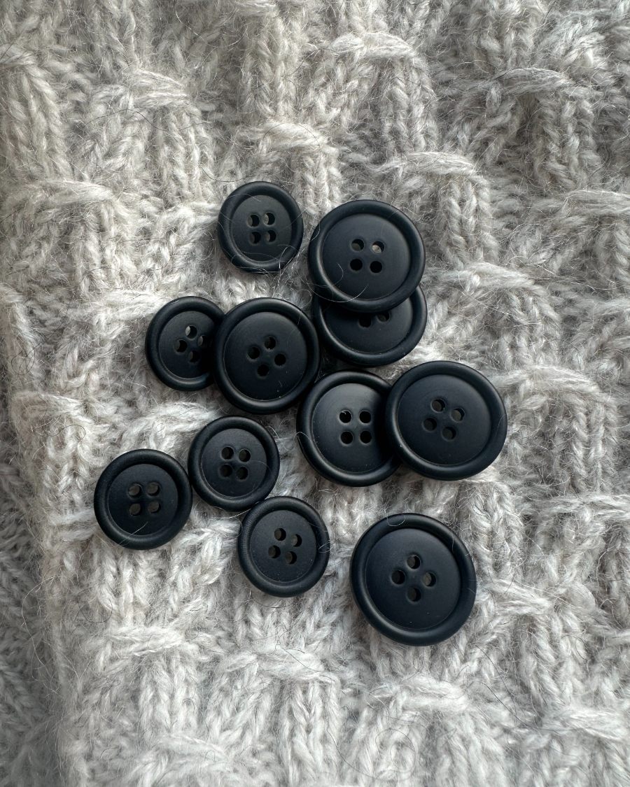 Knapper af galalit Ø23 mm - Sort - 4 stk. – PetiteKnit