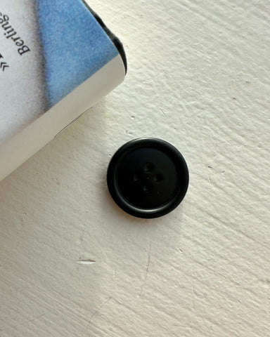 Én sort galalit knap ø23 mm