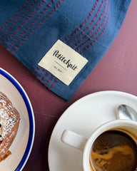 Closeup af logo på Knitter's String Bag i farven Night Shadow