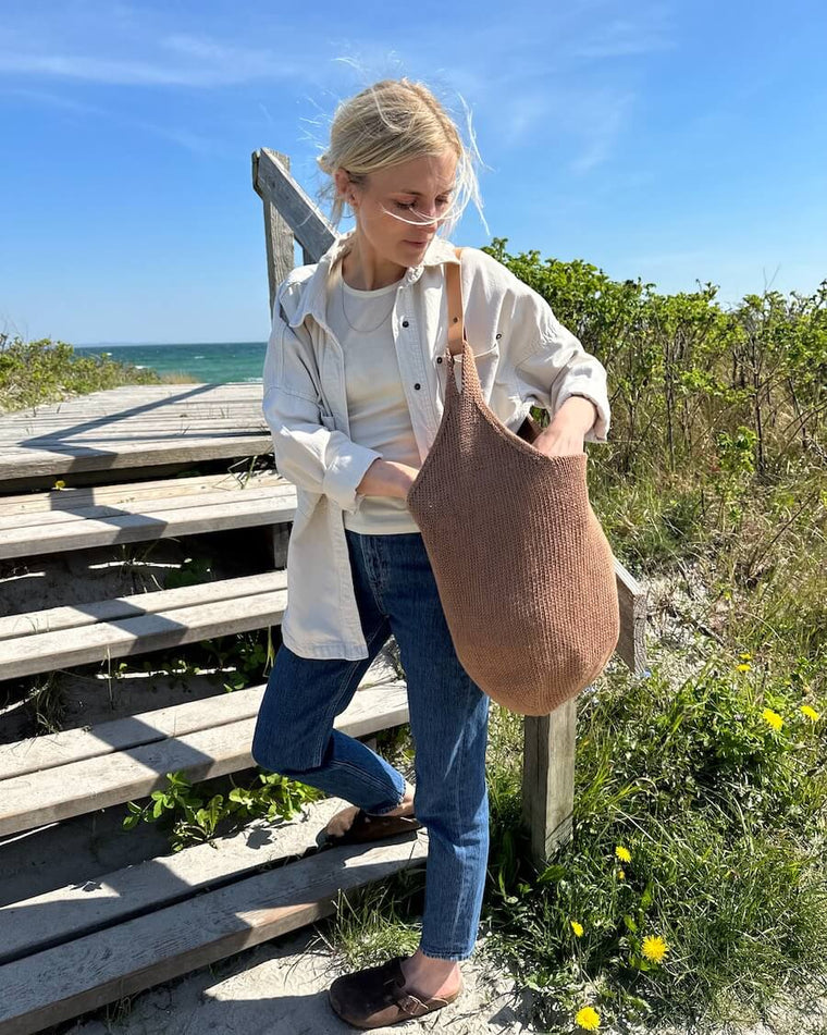 Closeup af kvinde med mørkeblå Terrazzo Bag