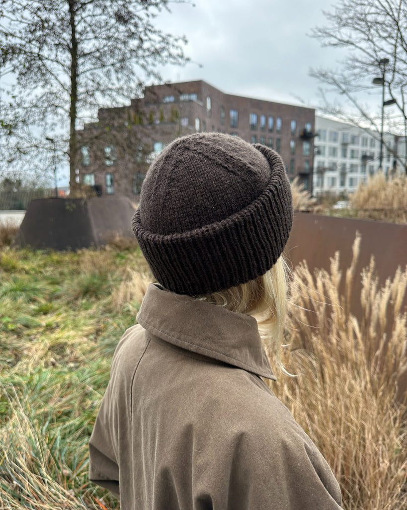 Kvinde iført brun Terrazzo Hue set bagfra