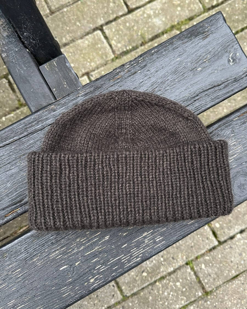 Brun Terrazzo Hue liggende på bænk