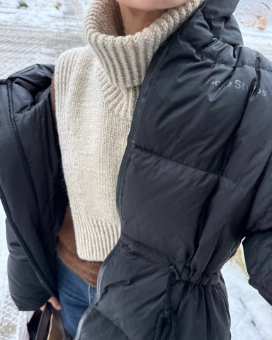 Kvinde med hvid Terrazzo Neck