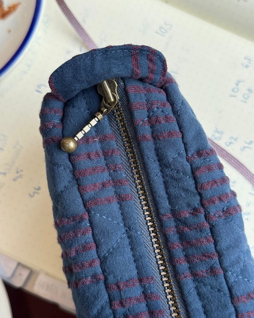 Closeup af Knitter's Tool Clutch i farven Night Shadow 