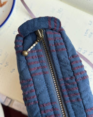 Closeup af Knitter's Tool Clutch i farven Night Shadow 