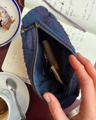 Knitter's Tool Clutch i farven Night Shadow med storkesaks og nålesæt indeni