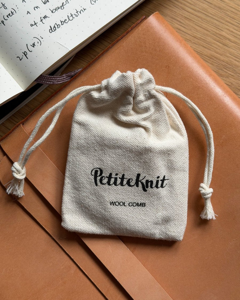Uldkam til cashmere i stofpose med PeriteKnit-logo
