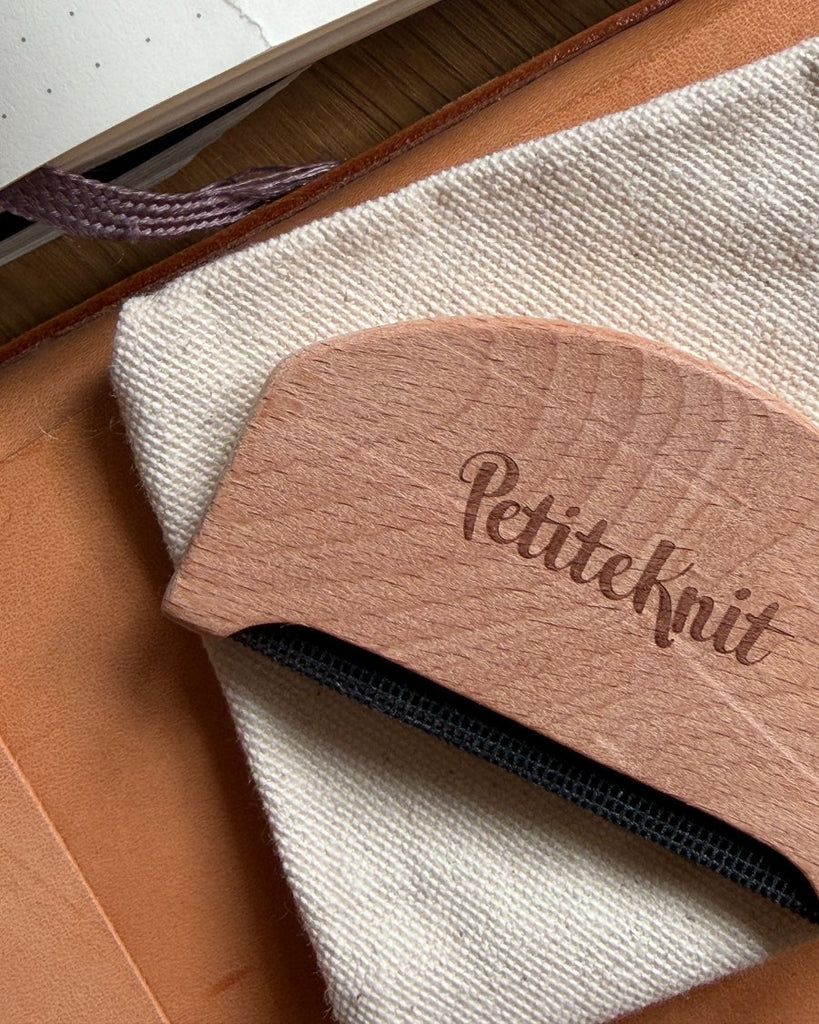 Uldkam til cashmere i bøgetræ med PeriteKnit-logo