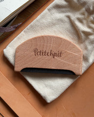 Uldkam til cashmere i bøgetræ med PeriteKnit-logo