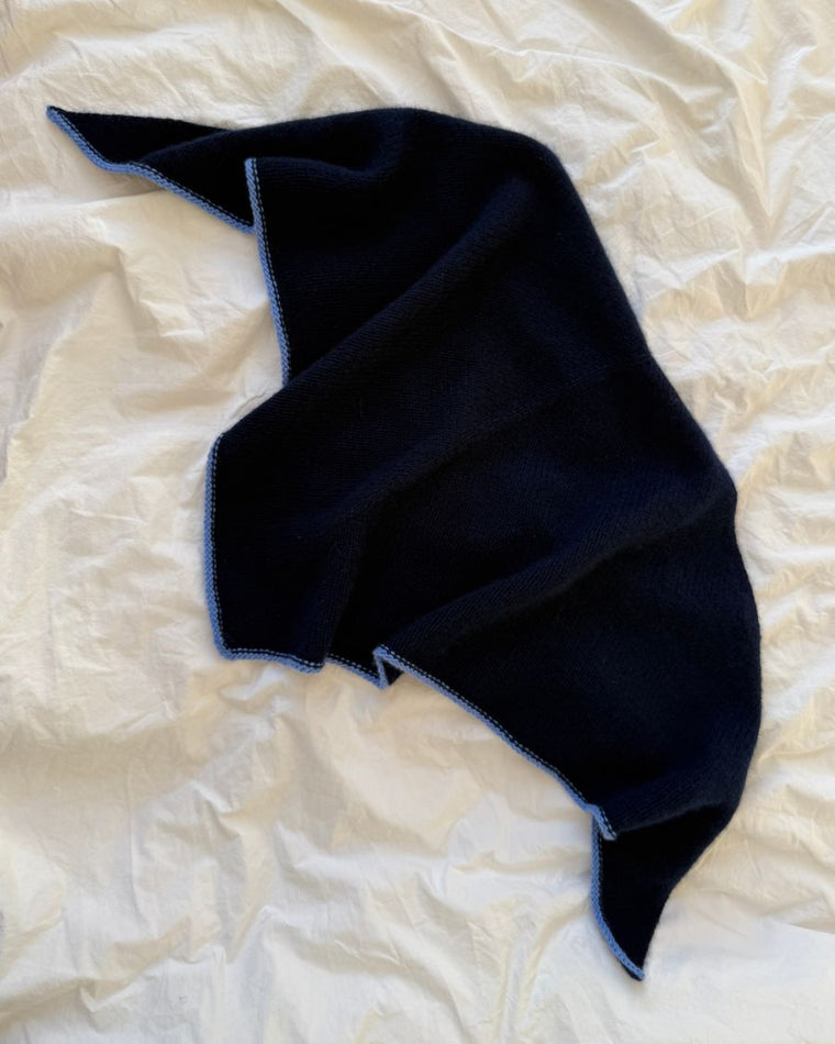 Detaljebillede af kanten på blåt Uma Scarf