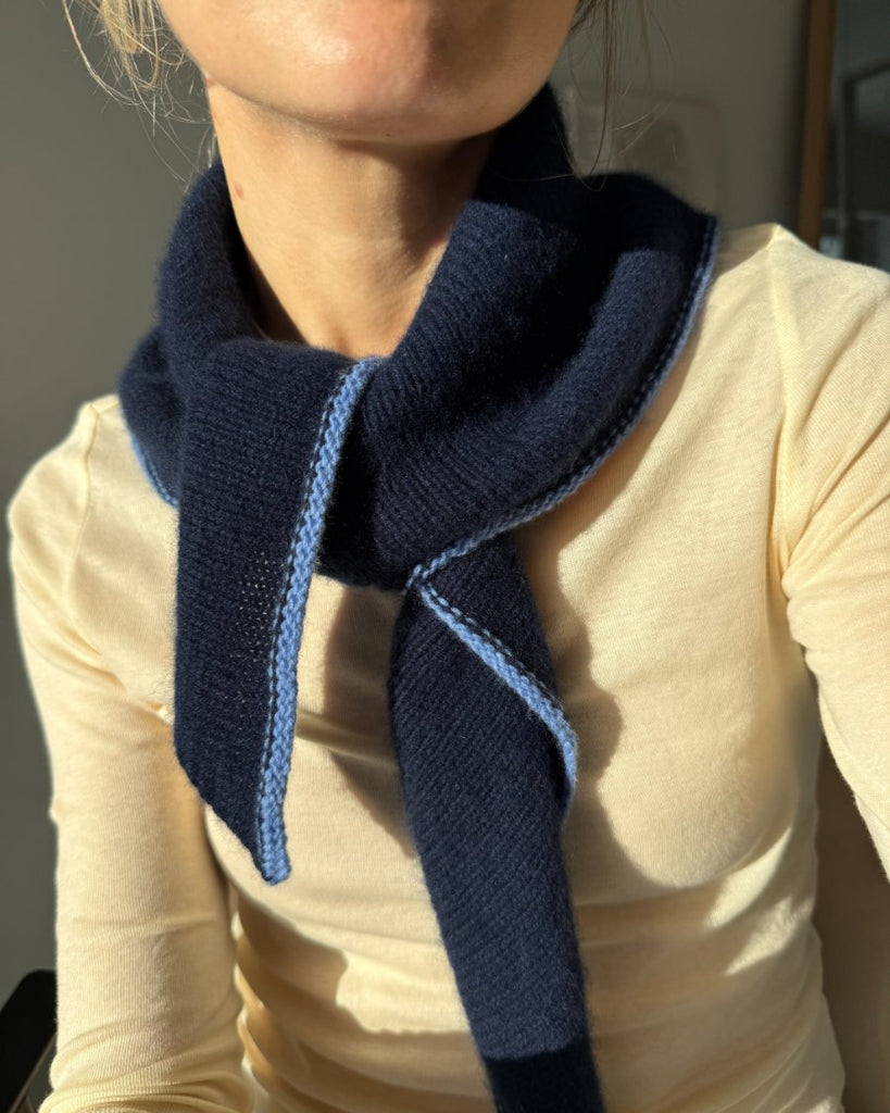 Kvinde iført blåt Uma Scarf