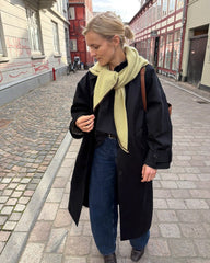 Kvinde iført gulgrønt Uma Scarf