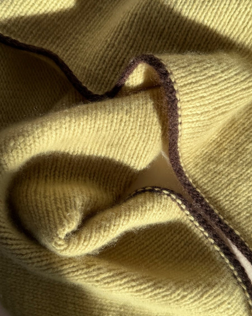 Detaljer på gul-grønt Uma Scarf