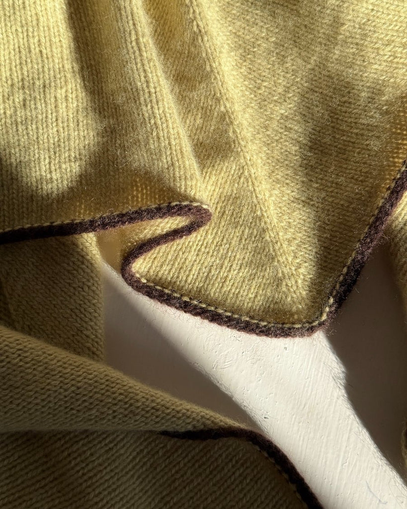 Detaljer på gul-grønt Uma Scarf