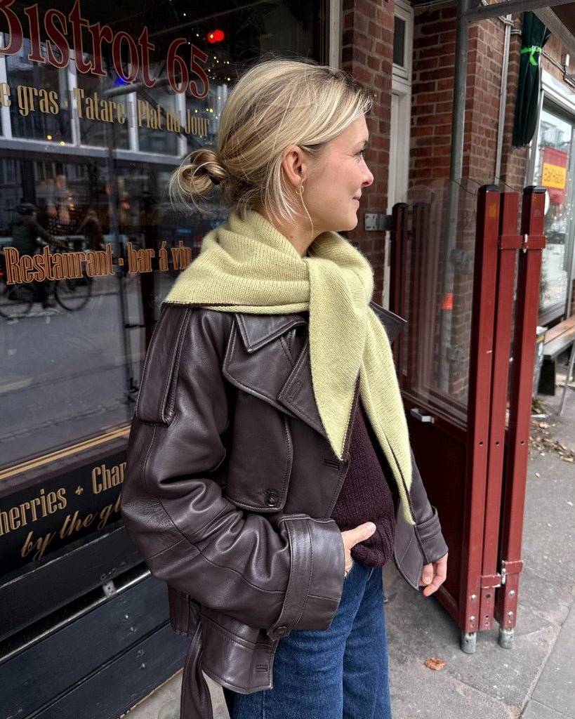 Kvinde iført grøn-gult Uma Scarf