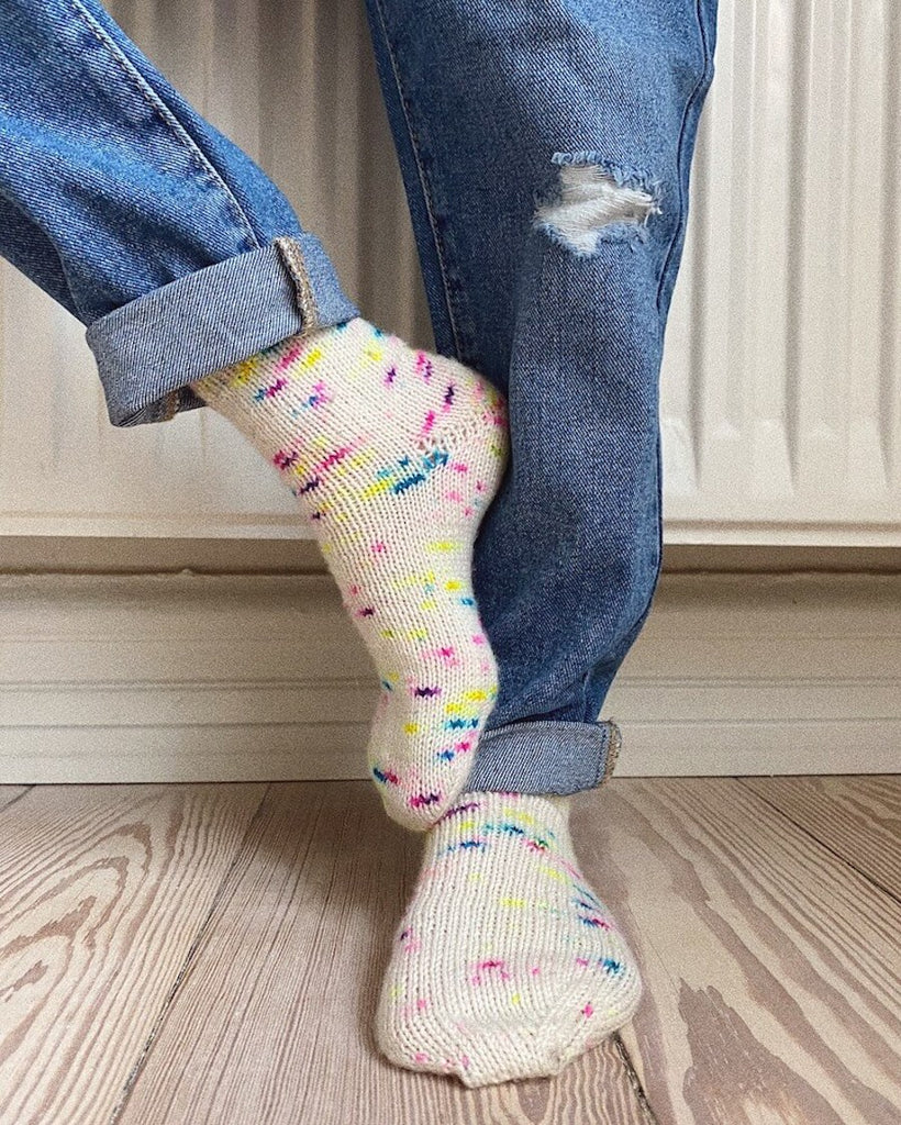Barn iført forskelligfarvede nistrede Everyday Socks Junior