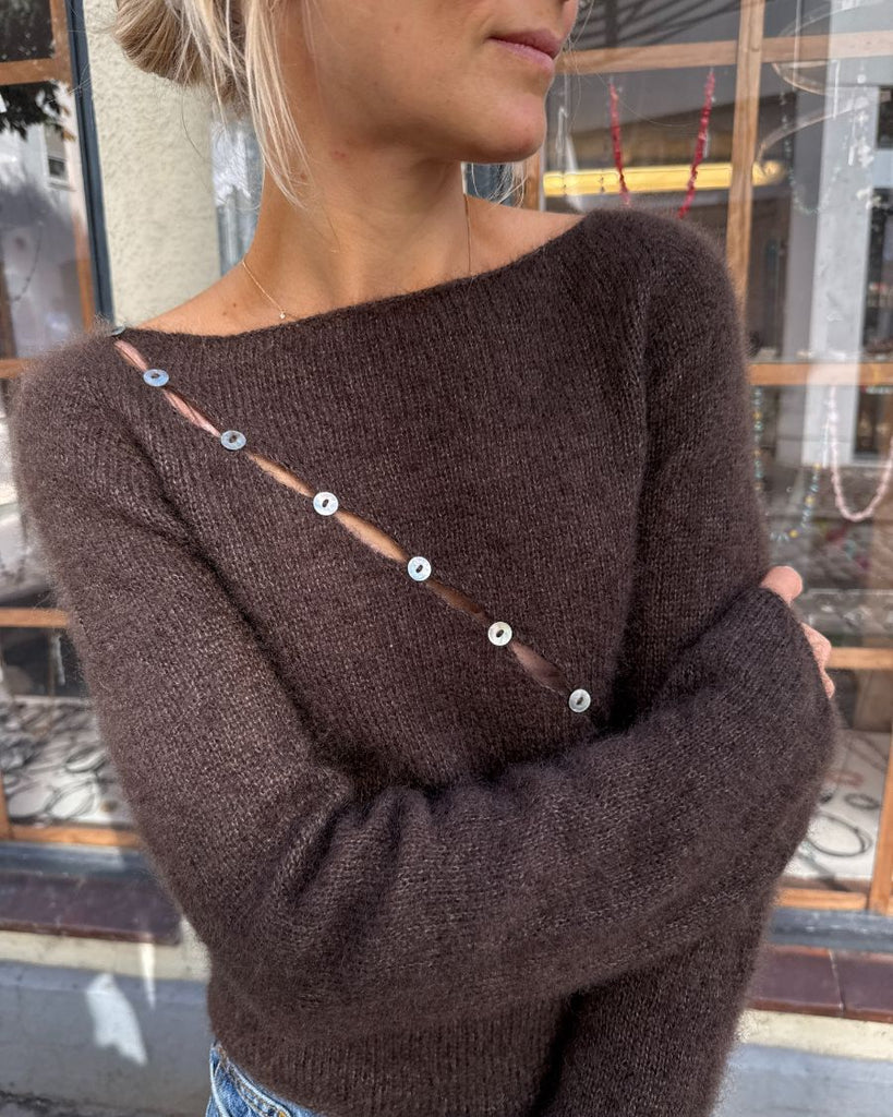 Closeup af kvinde iført brun Valerie Blouse