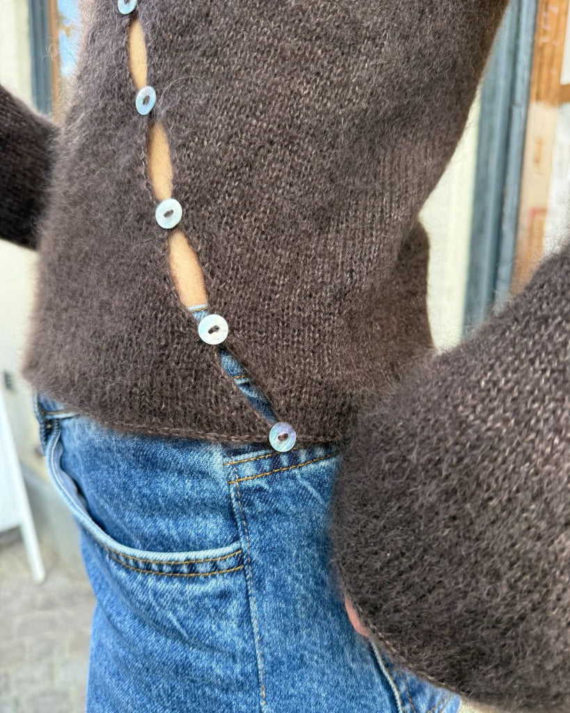 Detaljebillede af knaplukningen på brun Valerie Blouse