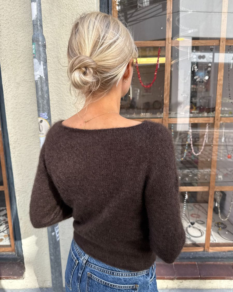 Kvinde iført brun Valerie Blouse set bagfra