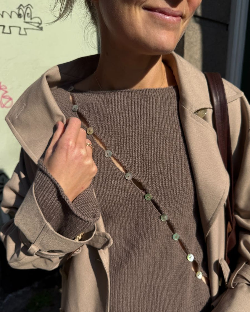 Kvinde iført beige Valerie Blouse
