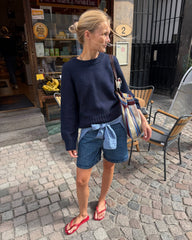Kvinde iført blå Vega Sweater