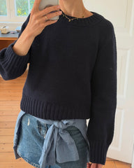 Kvinde iført blå Vega Sweater