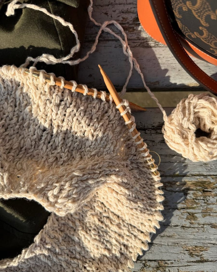 Garnnøgle i brug til hvid Wave Tee