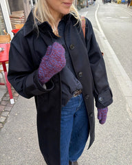 Kinde iført bordeaux og blåt Yoko Set