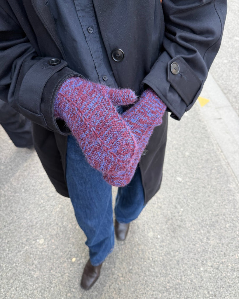 Kinde iført bordeaux og blåt Yoko Set