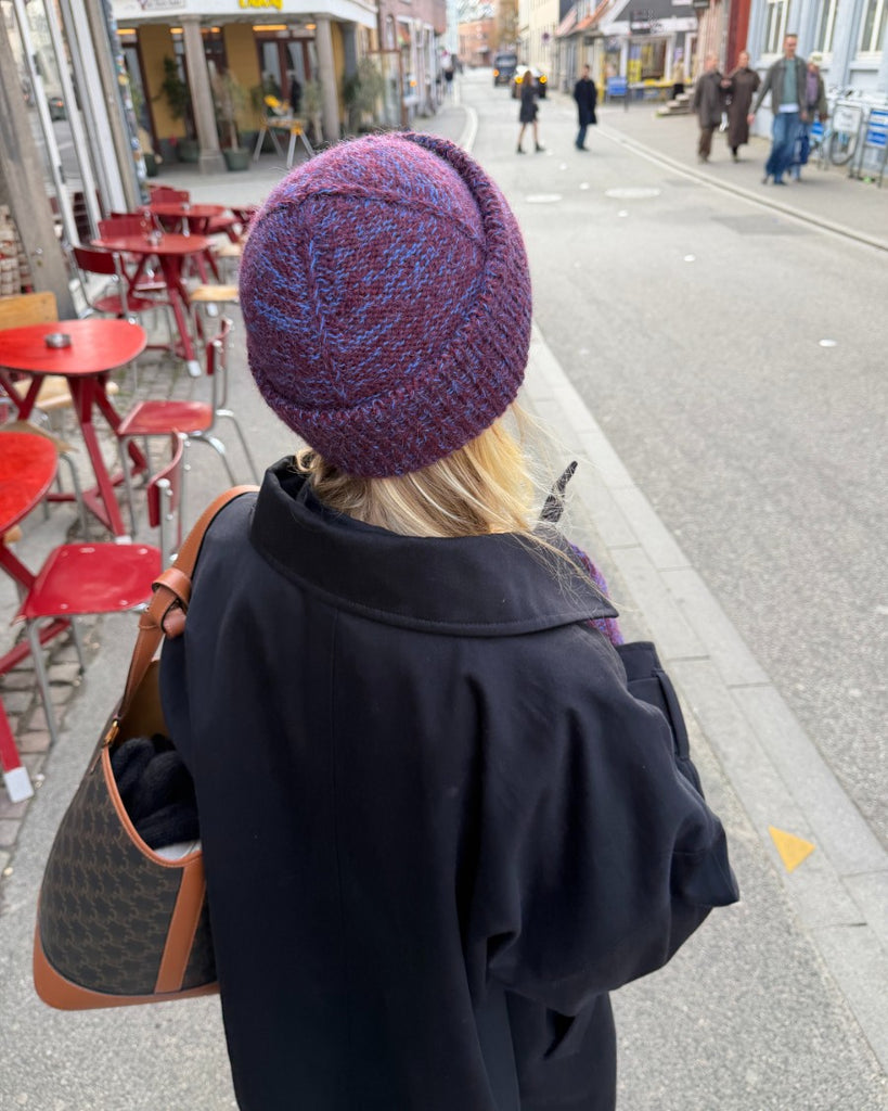 Kinde iført bordeaux og blåt Yoko Set set bagfra