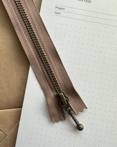 Lynlås 35 cm i farven hasselnød