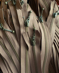 En samling af lynlåse 35 cm i farven hasselnød