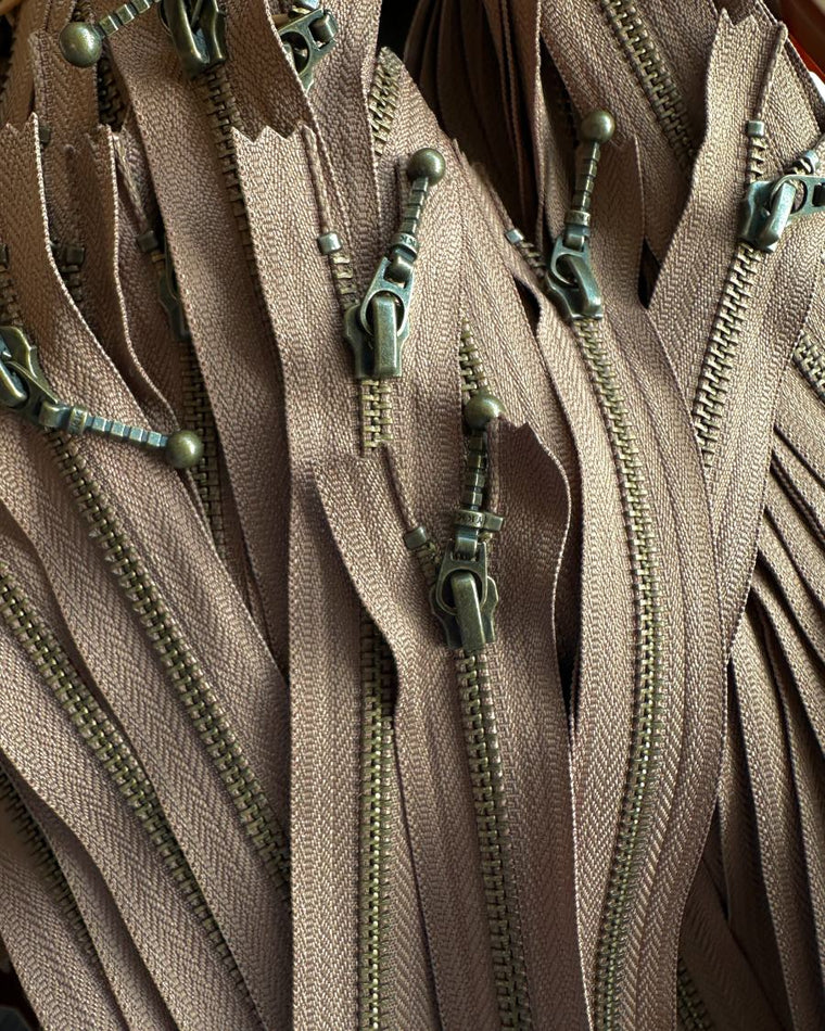 Mand iført brun Zipper Sweater Man