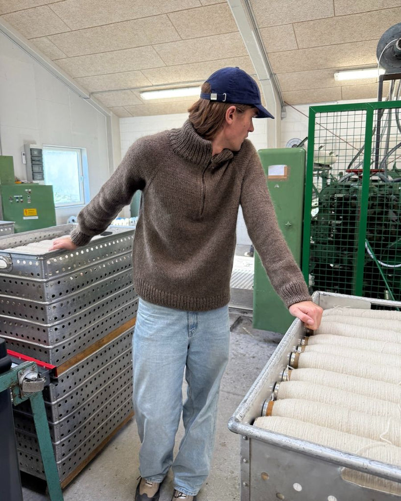 Mand iført brun Zipper Sweater Man