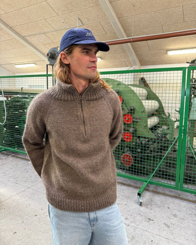 Mand iført brun Zipper Sweater Man