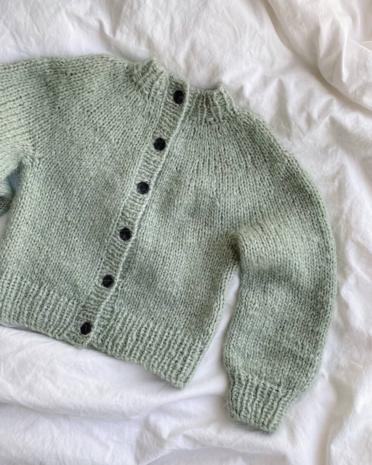 Novice Cardigan Mini - Chunky Edition - Forhandlere