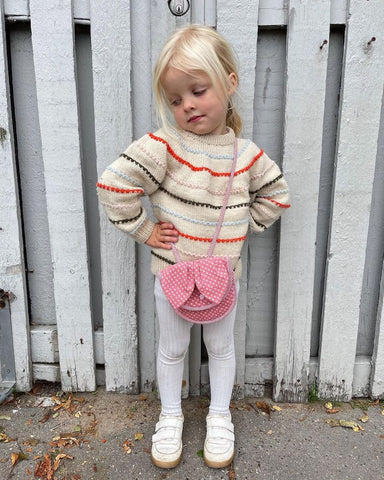 Barn iført stribet Festival Sweater