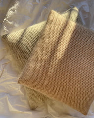 2 honey pillow puder på seng