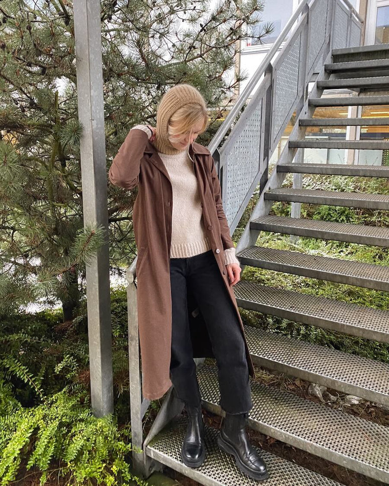 Kvinde iført lattefarvet November Balaclava