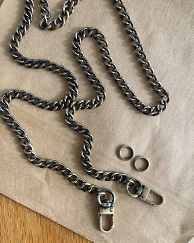 Kæde i antik messing med ringe på bord