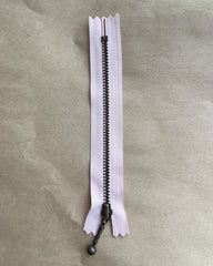 Pudderrosa 14 cm lynlås liggende
