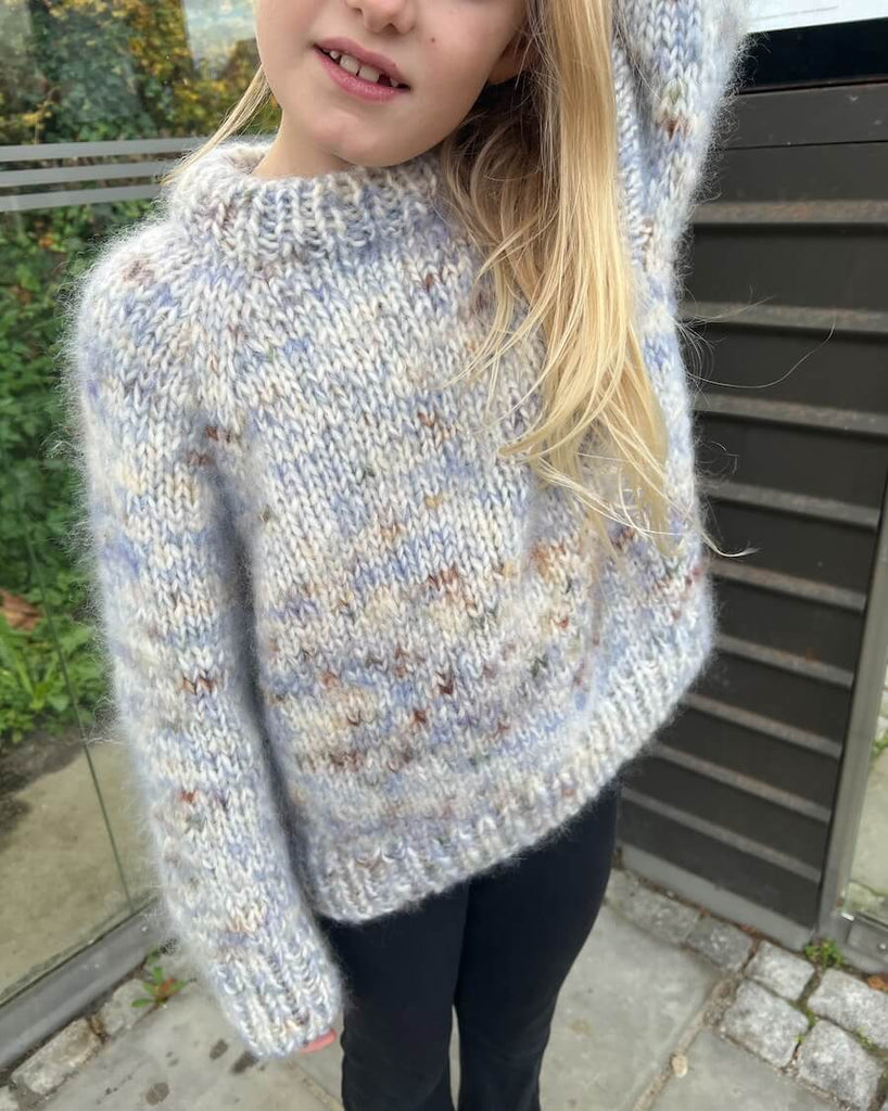 Barn iført blå Marble Sweater Junior
