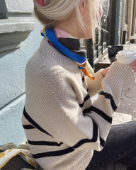 Kvinde iført hvid og blå Marseille Sweater