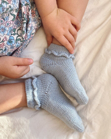 Barn iført lyseblå Ruffle Socks Junior 