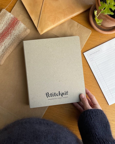 A5 Petiteknit mappe med logo