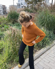 Pige iført orange Alfreds Trøje Junior 